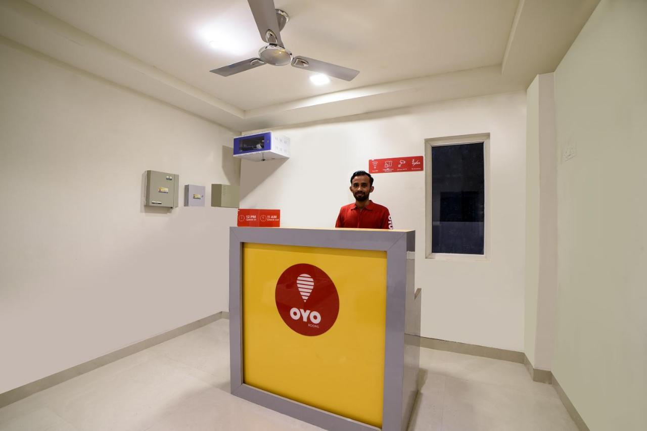 Oyo 16606 Iconic Living Hotel Hyderabad Bagian luar foto