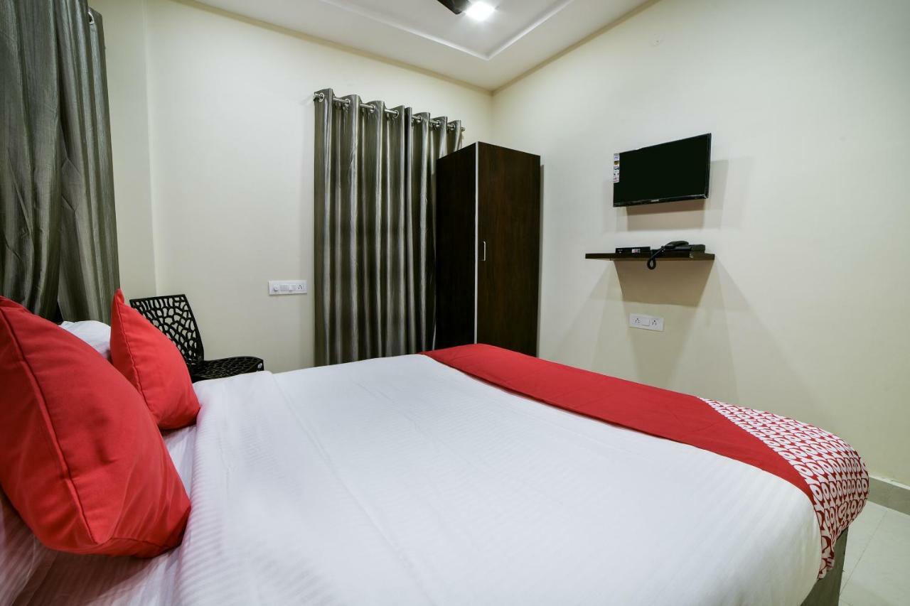 Oyo 16606 Iconic Living Hotel Hyderabad Bagian luar foto
